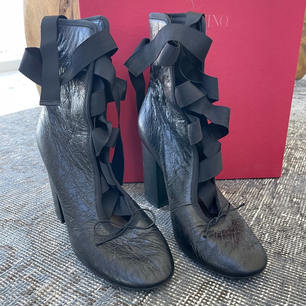 VALENTINO Made in Italy Sz 39.5 GARAVANI BLACK BALLET BOOTIE SHOES PRISTINE COND
